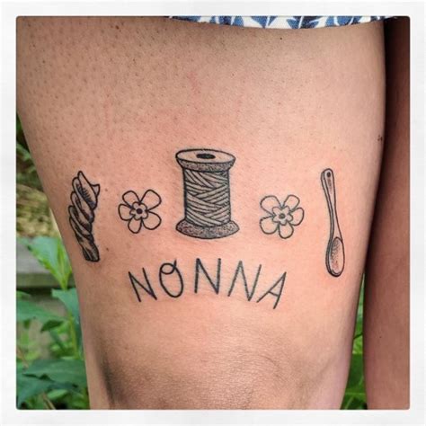 Ricordarsi dei nonni, con un tatuaggio. 48 opzioni。